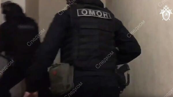Сотрудники правоохранительных органов во время задержания по делу об организациии незаконного игорного бизнеса в Москве (стоп-кадр видео)
