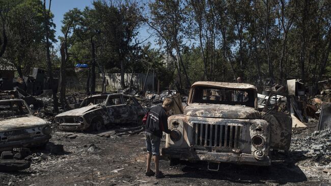 Автомобили в поселке Лозовое города Донецка, сгоревшие в результате обстрела украинскими силовиками