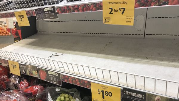 Пустая полка из-под клубники в супермаркете в Брисбене