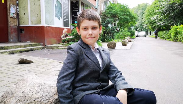 В Калининграде десятилетний мальчик отремонтировал тротуар около дома