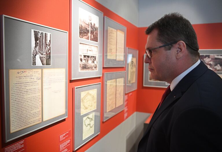 Посол Чехии в РФ Витезслав Пивонька во время открытия историко-документальной выставки «Мюнхен-38. На пороге катастрофы»