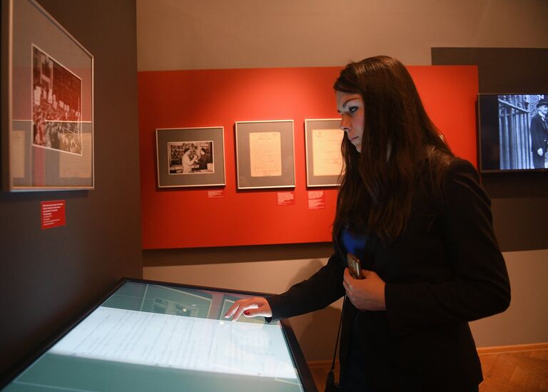 Посетительница во время открытия историко-документальной выставки «Мюнхен-38. На пороге катастрофы», приуроченной к 80-й годовщине подписания Мюнхенского соглашения 1938-го года, в Москве