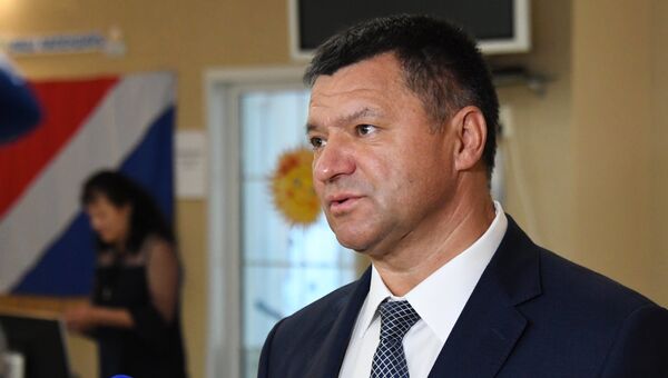 Кандидат на пост губернатора Приморского края Андрей Тарасенко на избирательном участке во Владивостоке