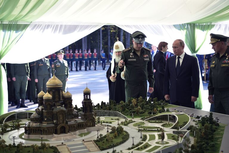 Президент РФ Владимир Путин во время осмотра макета будущего главного храма Вооружённых сил РФ, который будет построен на территории военно-патриотического парка «Патриот»