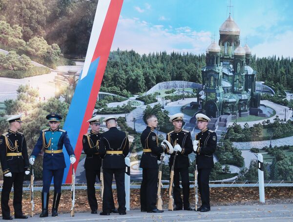 Военнослужащие перед началом церемонии освящения закладного камня главного храма Вооруженных Сил РФ в парке Патриот