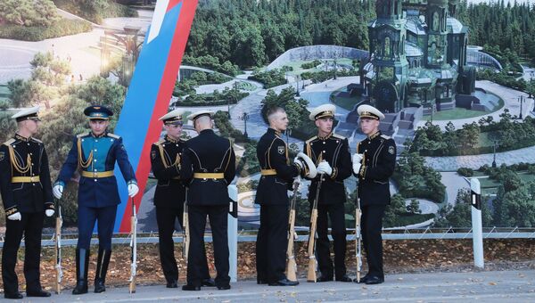 Военнослужащие перед началом церемонии освящения закладного камня главного храма Вооруженных Сил РФ в парке Патриот