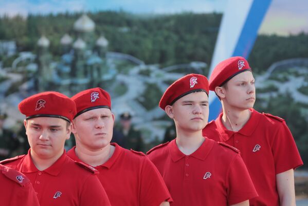 Юнармейцы перед началом церемонии освящения закладного камня главного храма Вооруженных Сил РФ в парке Патриот