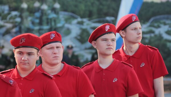 Юнармейцы перед началом церемонии освящения закладного камня главного храма Вооруженных Сил РФ в парке Патриот