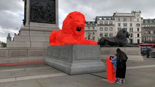 Интерактивная скульптура льва на Трафальгарской площади в Лондоне, Великобритания