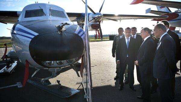 Президент РФ Владимир Путин осматривает самолеты L-410 УВП-Е20 во время посещения военно-патриотического парка Патриот