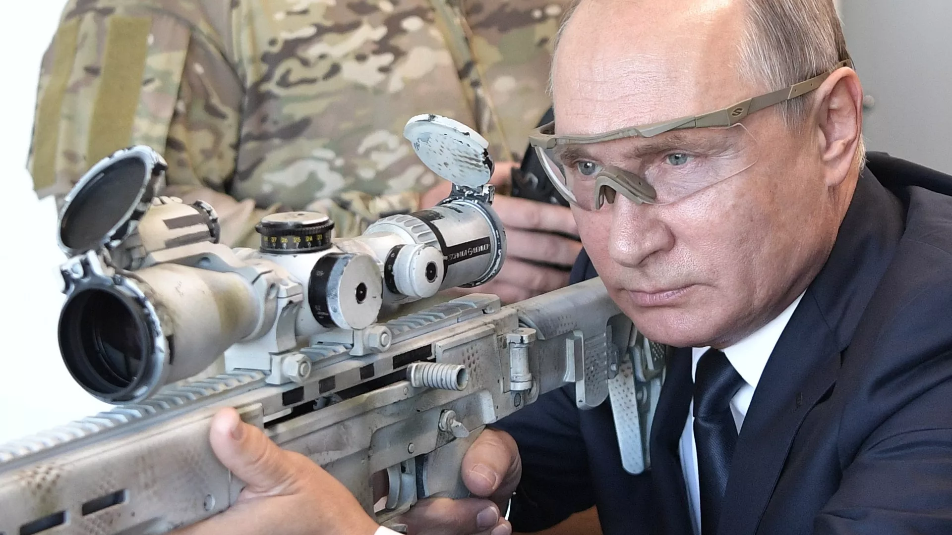 Владимир Путин во время посещения стрелкового центра АО Концерн Калашников на территории военно-патриотического парка Патриот - РИА Новости, 1920, 28.06.2025