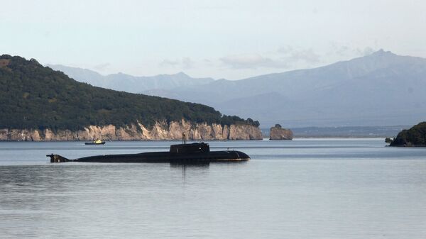 Атомная подводная лодка проекта 949 на рейде на базе 16-й Краснознаменной эскадры подводных лодок Тихоокеанского флота в Вилючинске