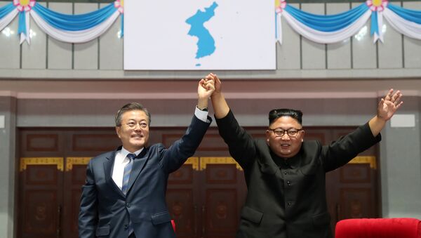 Президент Южной Кореи Мун Чжэ Ин и лидер КНДР Ким Чен Ын во время встречи в Пхеньяне. 19 сентября 2018