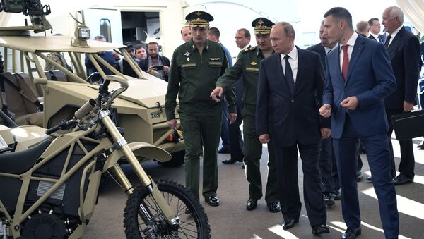 Президент РФ Владимир Путин во время посещения стрелкового центра АО Концерн Калашников на территории военно-патриотического парка Патриот