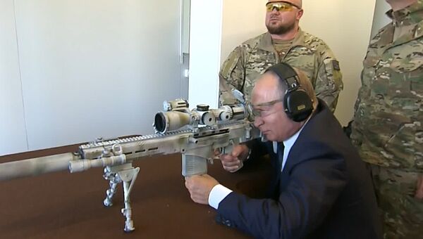 Путин проверил в действии снайперскую винтовку СВЧ-308 в парке Патриот