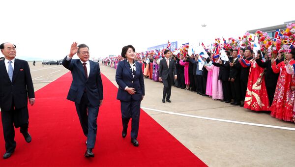 Президент Южной Кореи Мун Чжэ Ин с супругой в аэропорту Пхеньяна. 20 сентября 2018