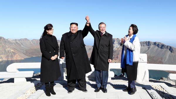 Президент Южной Кореи Мун Чжэ Ин и лидер КНДР Ким Чен Ын во время визита на гору Пэктусан. 20 сентября 2018