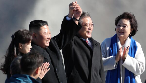 Президент Южной Кореи Мун Чжэ Ин и лидер КНДР Ким Чен Ын. Архивное фото