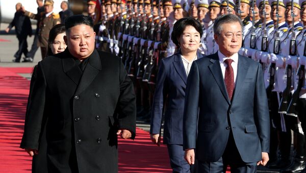 Лидер КНДР Ким Чен Ын и президент Южной Кореи Мун Чжэ Ин в аэропорту в окрестностях горы Пэктусан. 20 сентября 2018