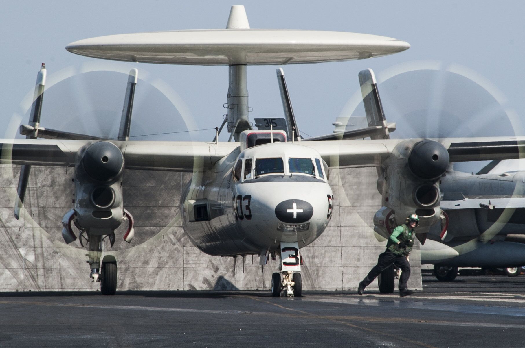 Самолет E-2C Hawkeye на борту американского авианосца Джордж Буш - РИА Новости, 1920, 19.08.2021