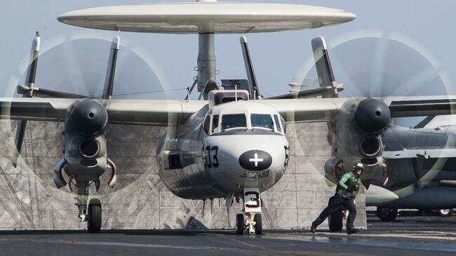 Самолет E-2C Hawkeye на борту американского авианосца Джордж Буш. Архивное фото