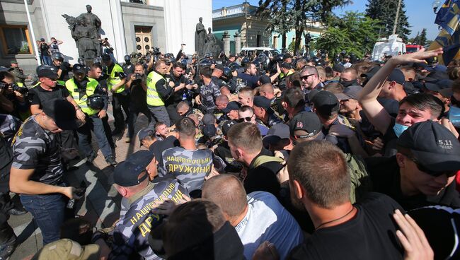 Участники акции протеста во время митинга у здания Верховной рады Украины в Киеве