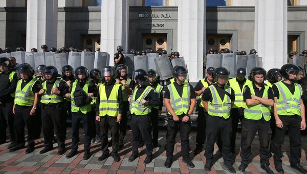 Сотрудники правоохранительных органов у здания Верховной Рады Украины, где проходит акция протеста