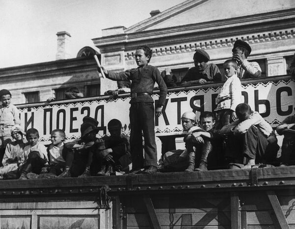 Установление Советской власти на территории России. Агитационный поезд Октябрьская революция. 1918 г Установление Советской власти на территории России. Агитационный поезд Октябрьская революция. 1918 г