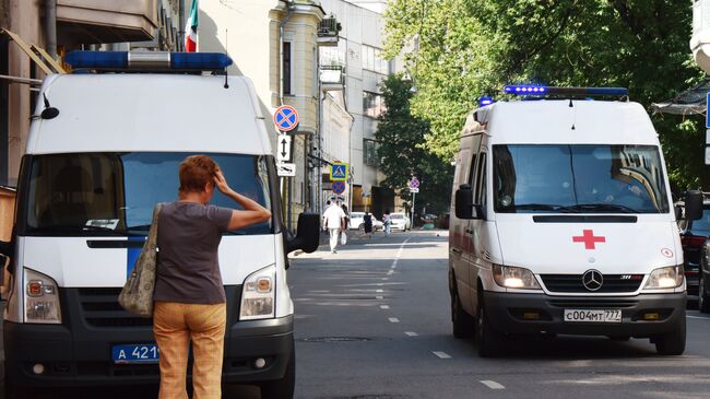 Автомобили скорой помощи и полиции на улице Москвы