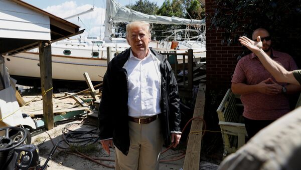Президент США Дональд Трамп во время посещения районов, пострадавших от урагана Флоренс в Нью-Берне, Северная Каролина. 19 сентября 2018
