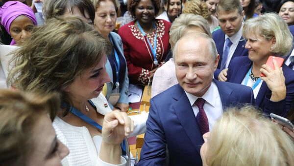 Президент РФ Владимир Путин и участницы второго Евразийского женского форума в Таврическом дворце в Санкт-Петербурге. 20 сентября 2018