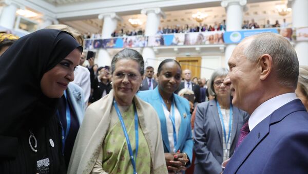Президент РФ Владимир Путин и участницы второго Евразийского женского форума в Таврическом дворце в Санкт-Петербурге. 20 сентября 2018