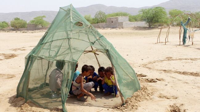 Дети, перемещенные из Ходейды, играют в лагере для временно перемещенных лиц в районе Абс провинции Хаджа