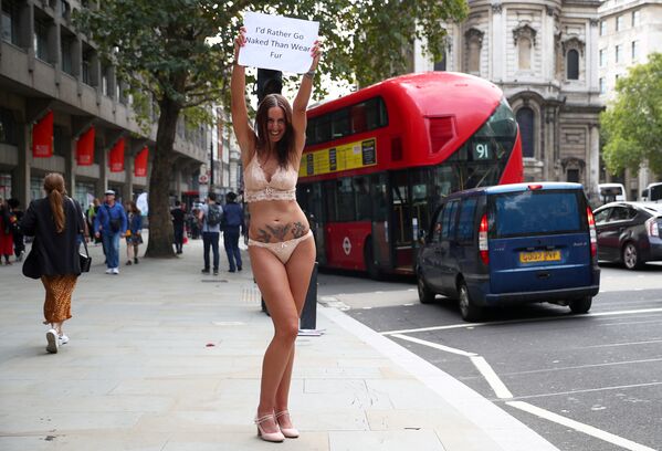 Протестующая против использования натурального меха во время проведения Недели моды в Лондоне