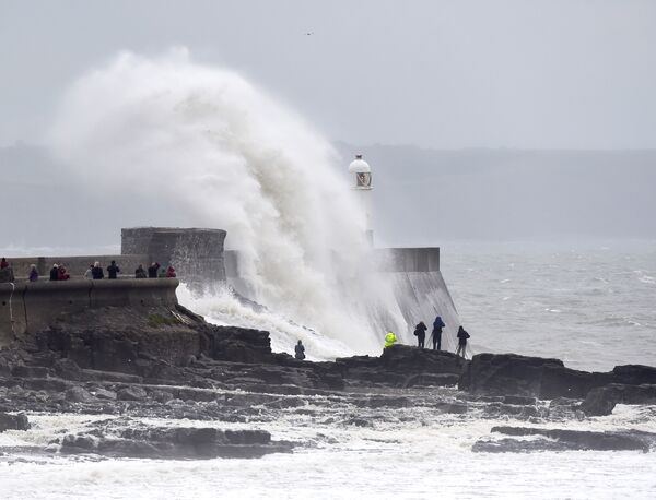 Волны, разбивающиеся о маяк в Порткоуле, Уэльс
