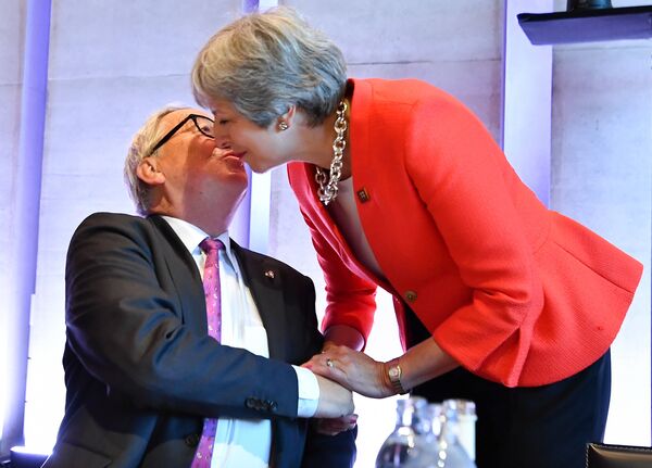 Председатель Европейской комиссии Жан-Клод Юнкер приветствует премьер-министра Великобритании Терезу Мэй перед началом неформального саммита глав стран-членов ЕС в Зальцбурге. 20 сентября 2018