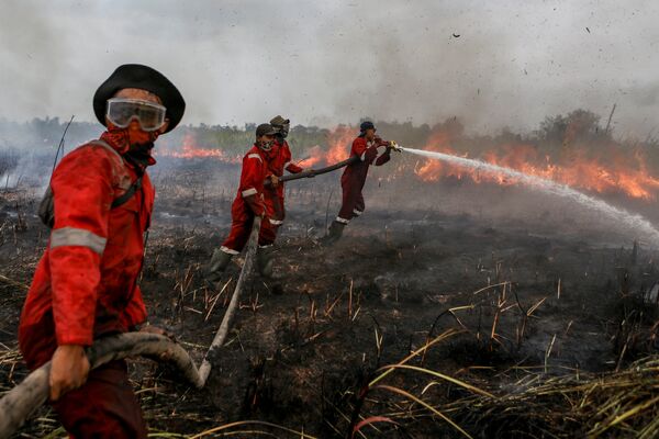 Тушение пожара в Оган-Илире, Южная Суматра