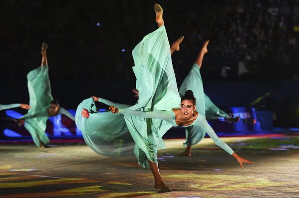 Спортсменки сборной Италии во время показательных выступлений на Гала-концерте чемпионата мира по художественной гимнастике в Софии