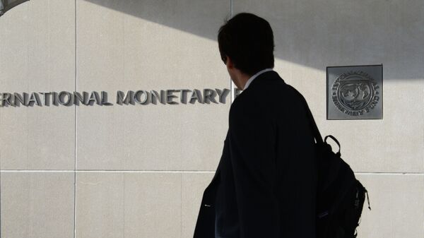 Мужчина у здания Международного валютного фонда. Архивное фото