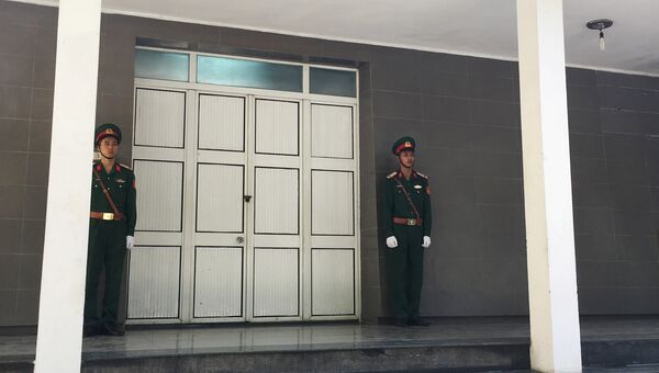 Солдатский караул перед дверями морга Национального военного госпиталя в Ханое, где предположительно находится тело президента Вьетнама Чан Дай Куанга. 21 сентября 2018