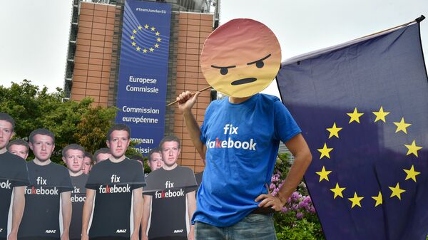Участники акции протеста против распространения дезинформации в социальной сети Facebook перед штаб-квартирой Европейского союза в Брюсселе. Архивное фото