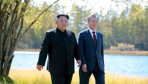 Лидер КНДР Ким Чен Ын и президент Южной Кореи Мун Чжэ Ин во время встречи