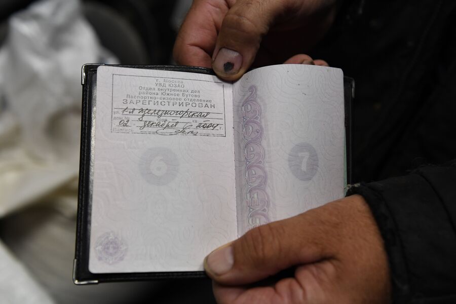 Владимир показывает паспорт с московской пропиской. Но раньше в документах местных жителей стоял штемпель «Город Москва, деревня Новокурьяново»