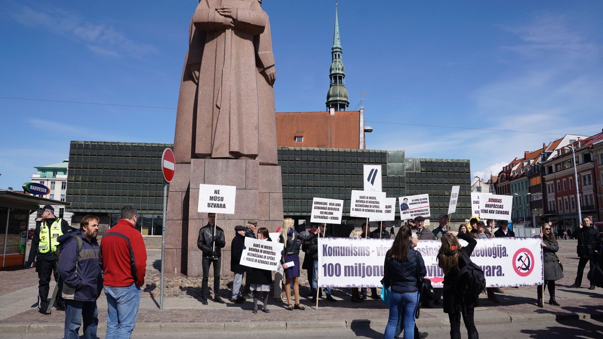 Участники акции протеста, протестующие против празднования Дня Победы, у здания Латвийской Национальной библиотеки в Риге - РИА Новости, 1920, 22.09.2018