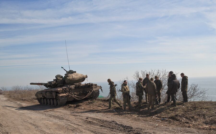 Украинские военные на побережье Азовского моря