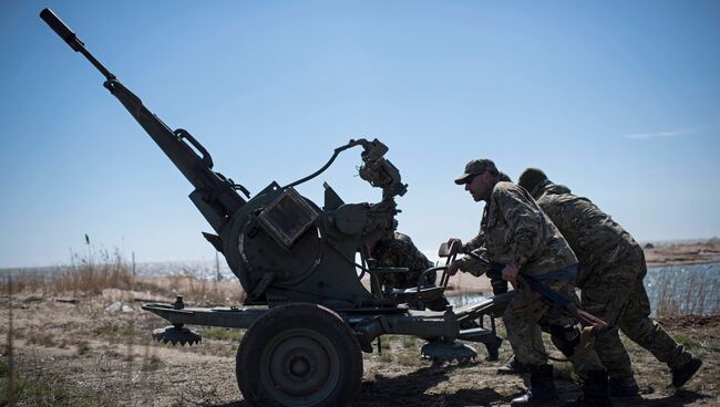 Украинские военные на побережье Азовского моря