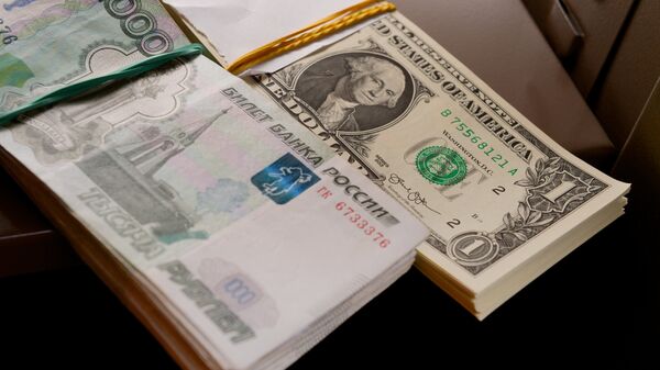 Российские рубли и американские доллары