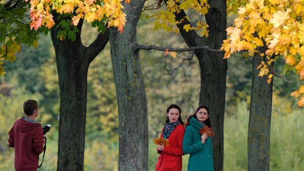 Девушки в Коломенском парке в Москве. Архивное фото