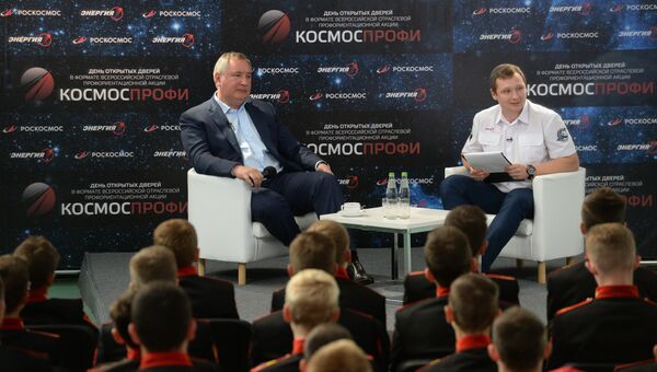 Генеральный директор государственной корпорации Роскосмос Дмитрий Рогозин во время встречи с будущими специалистами ракетно-космической отрасли в Королеве. 22 сентября 2018