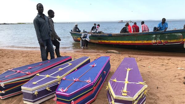 Волонтеры рядом с гробами погибших при опрокидывании парома рядом с островом Юкора на  озере Виктория, Танзания. 22 сентября 2018